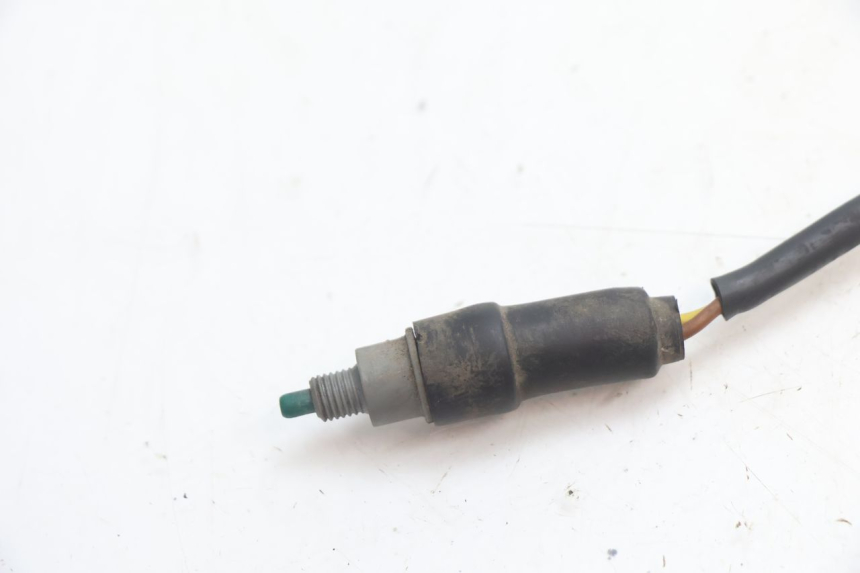 photo de INTERRUPTOR DE LUZ DE FRENO MBK BOOSTER SPIRIT 50 (2004 - 2017) - Primer plano técnico