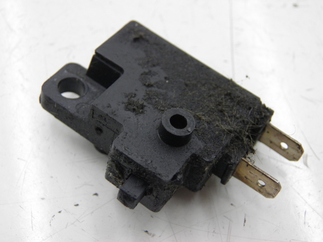 photo de CONTACTOR DE LUZ DE FRENO DERECHO HONDA FES PANTHEON 125 (2003 - 2007) - Detalle de la pieza