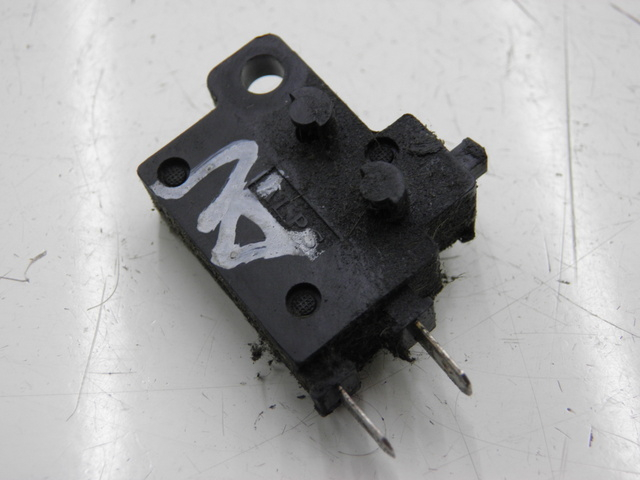 photo de CONTACTOR DE LUZ DE FRENO DERECHO HONDA FES PANTHEON 125 (2003 - 2007) - Zoom estado de uso