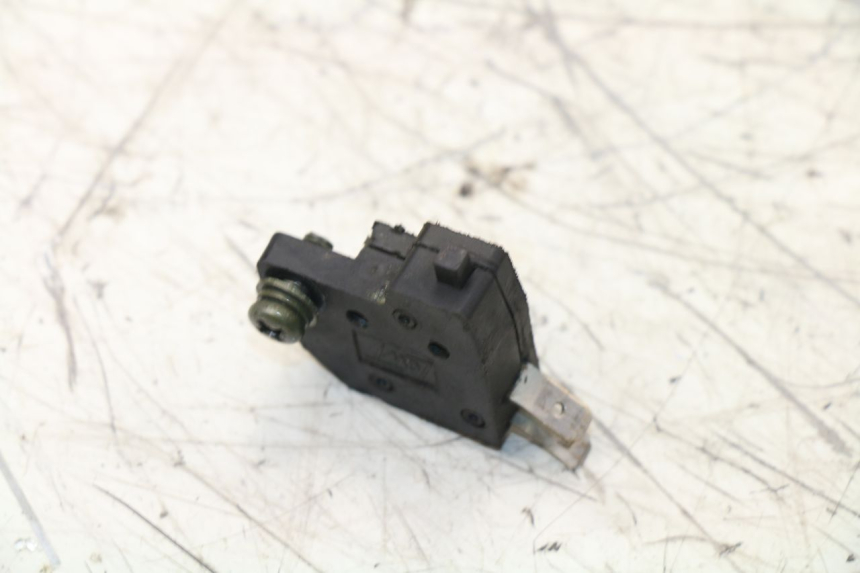 photo de LUZ FRENO INTERRUPTOR DERECHA ZNEN NEW ROLANDO 50 (2010 - 2020) - Zoom estado de uso