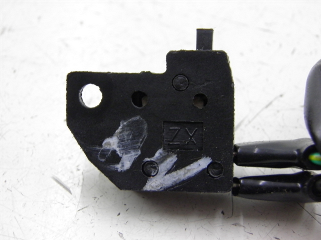 photo de LUZ FRENO INTERRUPTOR DERECHA SYM SYMPLY 4T 50 (2012 - 2015) - Otra perspectiva