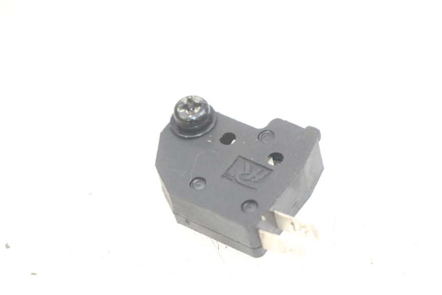 photo de CONTACTOR DE LUZ DE FRENO DERECHO PEUGEOT TWEET 125 (2018 - 2021) - Otra perspectiva