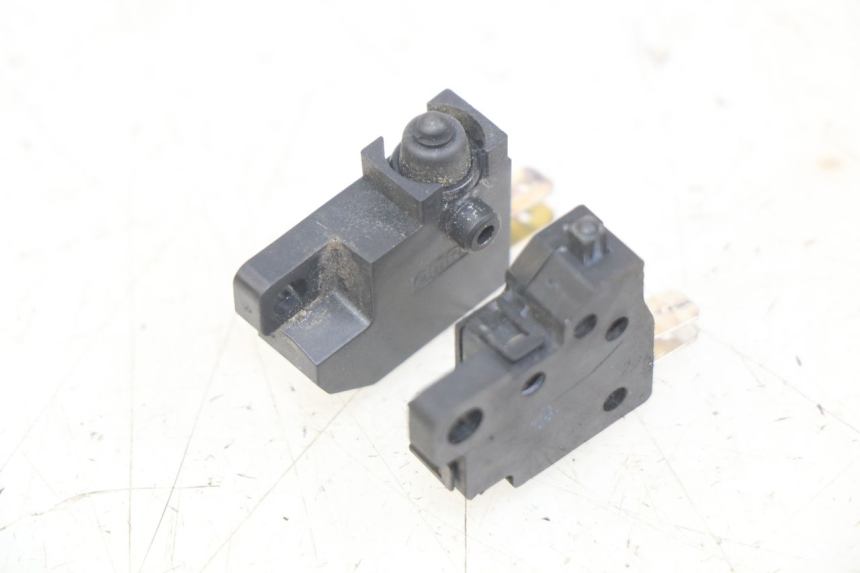 photo de INTERRUPTOR DE LUZ DE FRENO YAMAHA D'ELIGHT DELIGHT 125 (2017 - 2020) - Detalle de la pieza