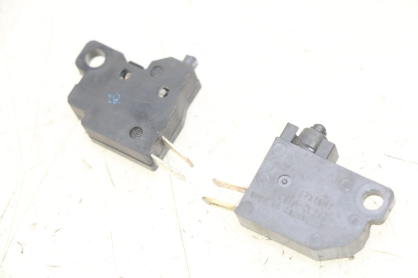 photo de INTERRUPTOR DE LUZ DE FRENO YAMAHA D'ELIGHT DELIGHT 125 (2017 - 2020) - Zoom estado de uso