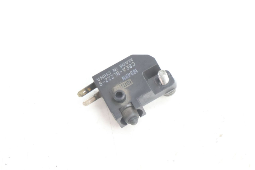 photo de CONTACTOR DE LUZ DE FRENO IZQUIERDO SUZUKI BURGMAN 125 (2007 - 2014) - Otra perspectiva