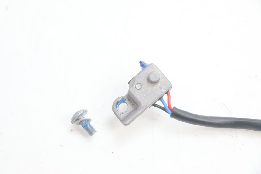 photo de LUZ FRENO INTERRUPTOR IZQUIERDA PIAGGIO MP3 HPE 530 (2022 - 2026) - Detalle de la pieza