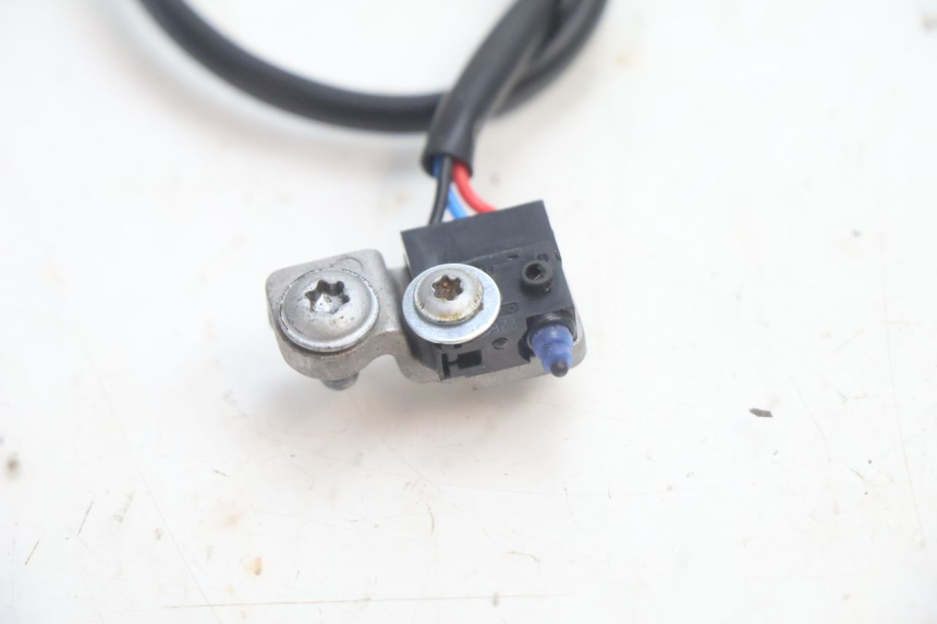 photo de LUZ FRENO INTERRUPTOR IZQUIERDA PIAGGIO MP3 HPE 530 (2022 - 2026) - Primer plano técnico