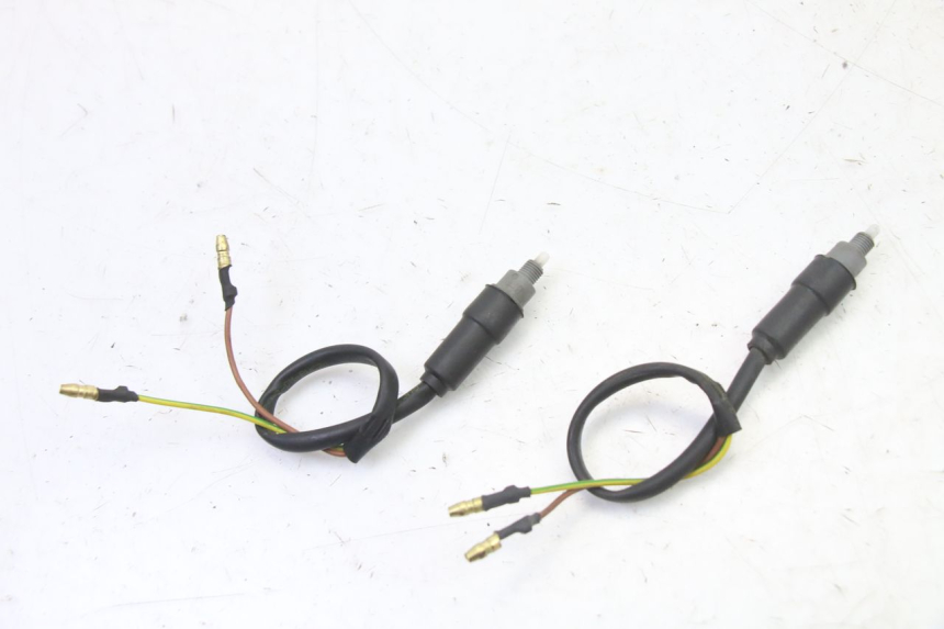 photo de LUZ FRENO INTERRUPTOR YAMAHA JOG R 50 (2004 - 2014) - Primer plano técnico