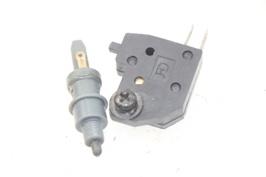 photo de INTERRUPTOR DE LUZ DE FRENO PEUGEOT KISBEE 2T 50 (2010 - 2017) - Vista principal