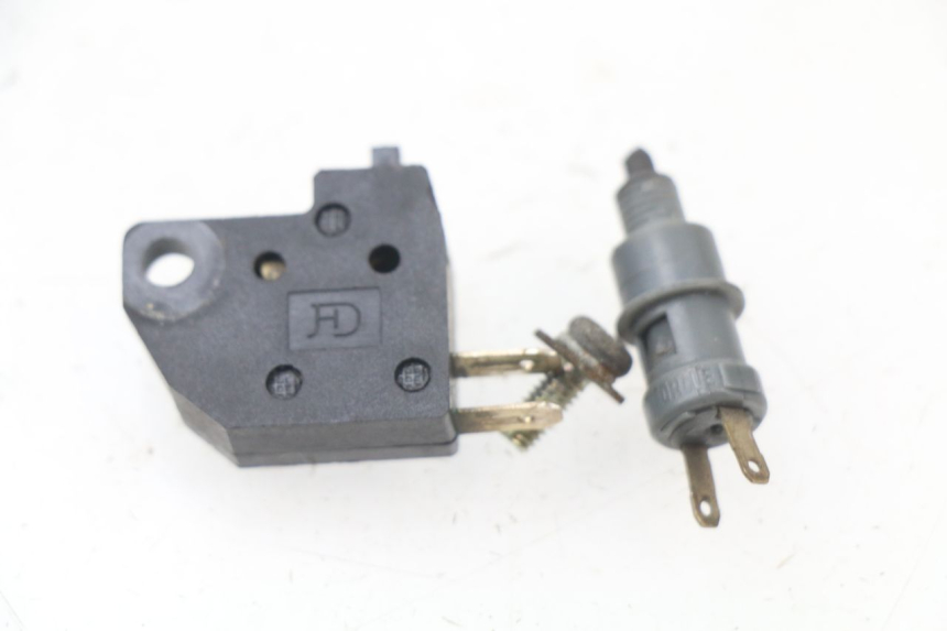 photo de INTERRUPTOR DE LUZ DE FRENO PEUGEOT KISBEE 4T 50 (2010 - 2017) - Vista principal
