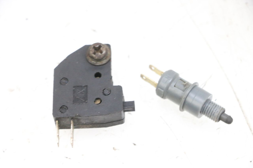 photo de INTERRUPTOR DE LUZ DE FRENO PEUGEOT KISBEE 4T 50 (2010 - 2017) - Vista principal