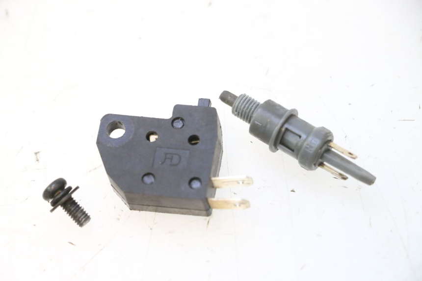 photo de LUZ FRENO INTERRUPTOR PEUGEOT KISBEE 4T 50 (2023 - 2026) - Detalle de la pieza