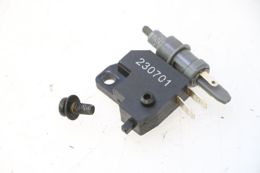 photo de LUZ FRENO INTERRUPTOR PEUGEOT KISBEE 4T 50 (2023 - 2026) - Zoom estado de uso