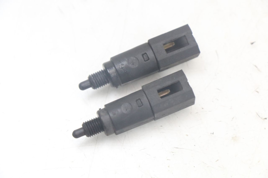 photo de INTERRUPTOR DE LUZ DE FRENO PIAGGIO LIBERTY 125 (2009 - 2013) - Vista principal