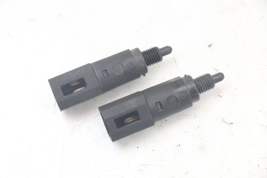 photo de INTERRUPTOR DE LUZ DE FRENO PIAGGIO LIBERTY 125 (2009 - 2013) - Zoom estado de uso