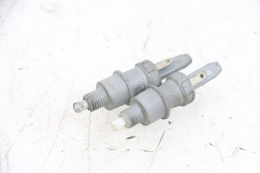 photo de INTERRUPTOR DE LUZ DE FRENO PEUGEOT LUDIX 50 (2008 - 2017) - Zoom estado de uso