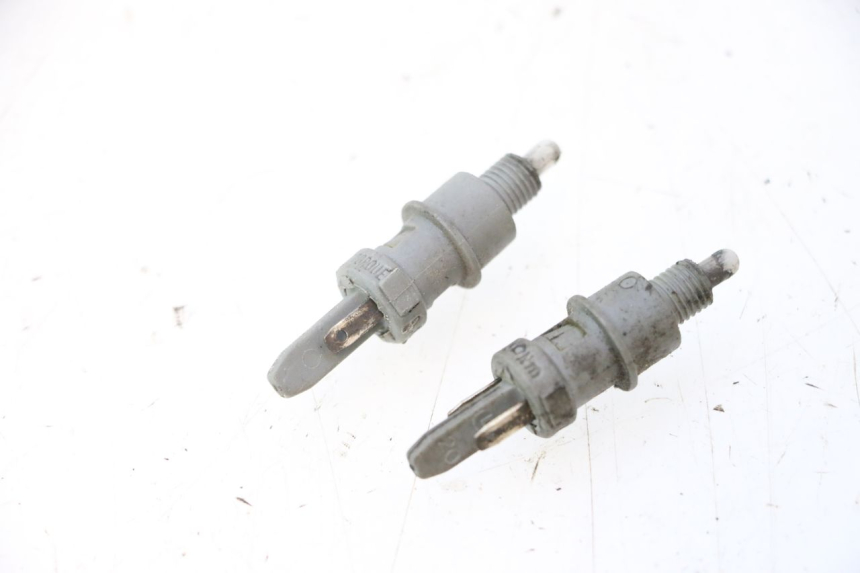 photo de LUZ FRENO INTERRUPTOR PEUGEOT LUDIX ONE 50 (2004 - 2006) - Zoom estado de uso