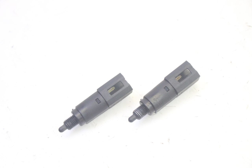 photo de INTERRUPTOR DE LUZ DE FRENO PIAGGIO MP3 LT 400 (2007 - 2012) - Vista principal