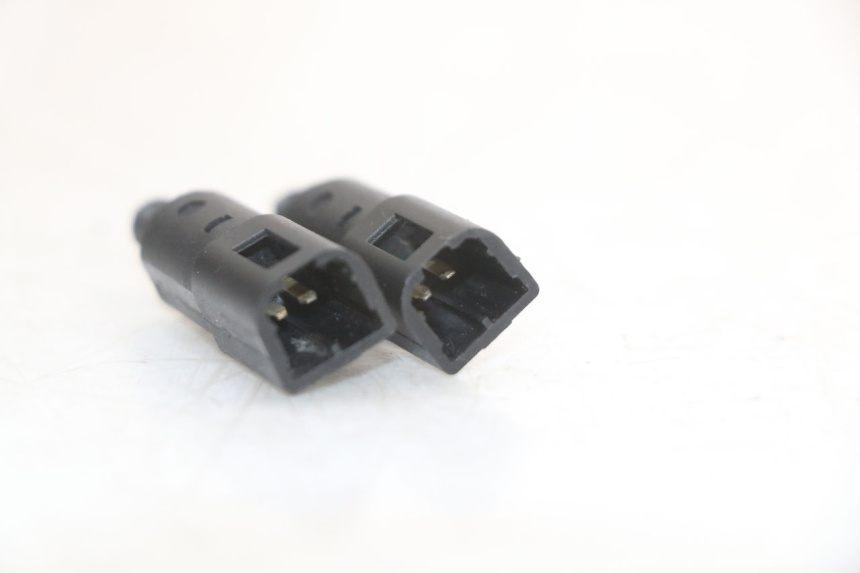 photo de INTERRUPTOR DE LUZ DE FRENO PIAGGIO MP3 125 (2006 - 2014) - Otra perspectiva