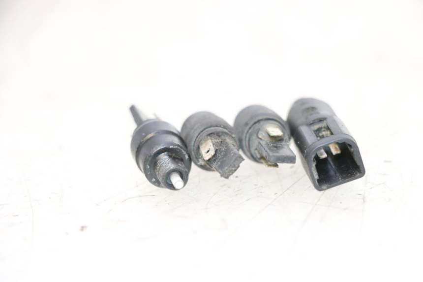 photo de INTERRUPTOR DE LUZ DE FRENO PIAGGIO MP3 RL 250 (2006 - 2010) - Zoom estado de uso