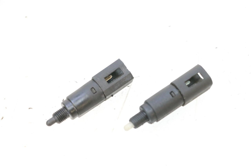 photo de INTERRUPTOR DE LUZ DE FRENO PIAGGIO MP3 125 (2006 - 2014) - Vista principal