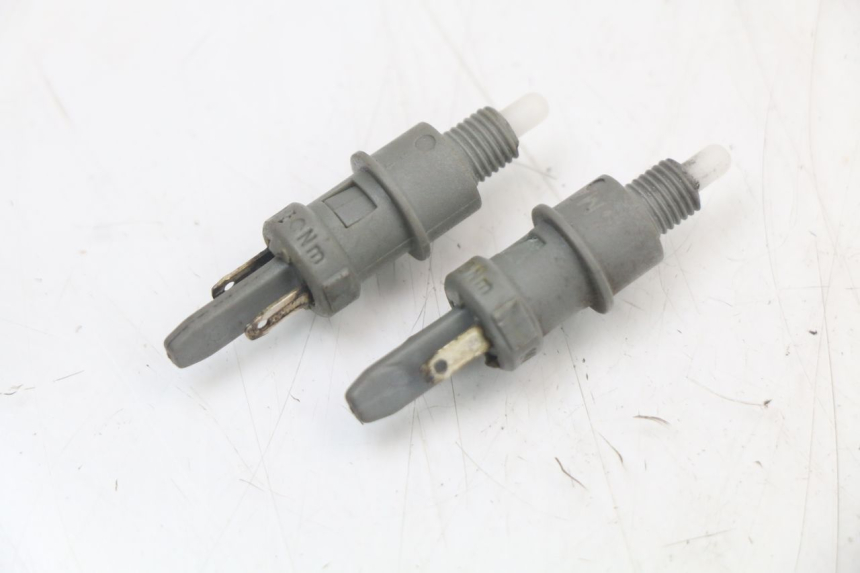 photo de INTERRUPTOR DE LUZ DE FRENO PEUGEOT LUDIX 50 (2005 - 2007) - Zoom estado de uso