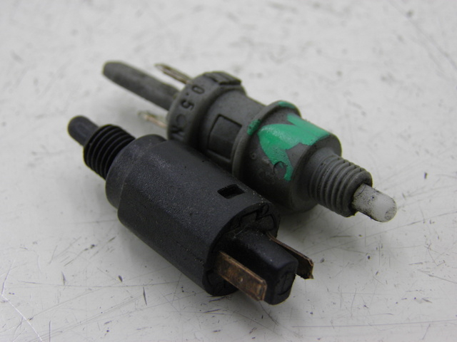 photo de LUZ FRENO INTERRUPTOR PIAGGIO ZIP 4T 50 (2001 - 2008) - Vista principal