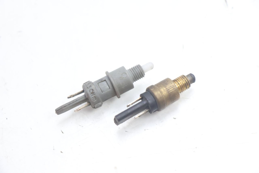 photo de LUZ FRENO INTERRUPTOR PIAGGIO TYPHOON 50 (1993 - 1999) - Detalle de la pieza