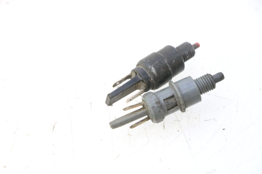 photo de INTERRUPTOR DE LUZ DE FRENO PIAGGIO VESPA PRIMAVERA 2T 50 (2013 - 2018) - Detalle de la pieza