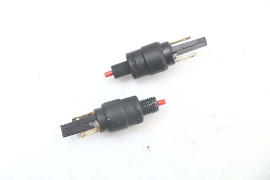 photo de LUZ FRENO INTERRUPTOR PIAGGIO VESPA PRIMAVERA 4T 50 (2021 - 2024) - Zoom estado de uso