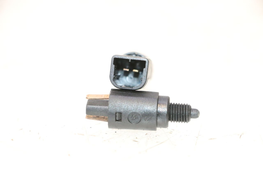 photo de INTERRUPTOR DE LUZ DE FRENO PIAGGIO VESPA S 2T 50 (2007 - 2014) - Zoom estado de uso