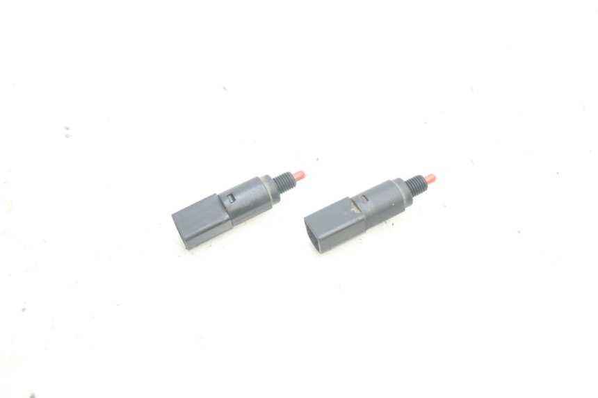 photo de LUZ FRENO INTERRUPTOR PIAGGIO X8 STREET 125 (2006 - 2007) - Detalle de la pieza