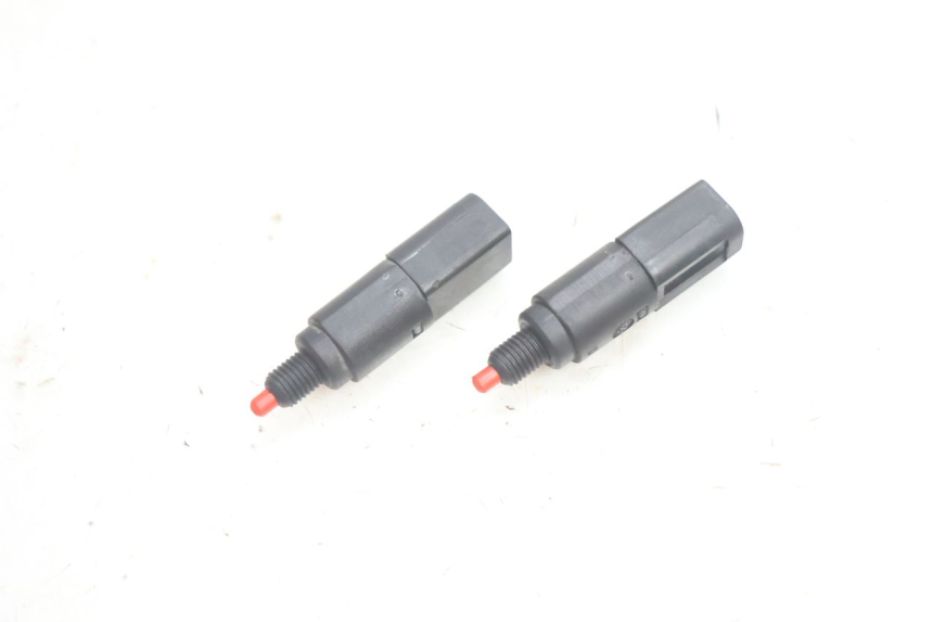photo de INTERRUPTOR DE LUZ DE FRENO PIAGGIO X9 EVOLUTION 125 (2003 - 2007) - Zoom estado de uso