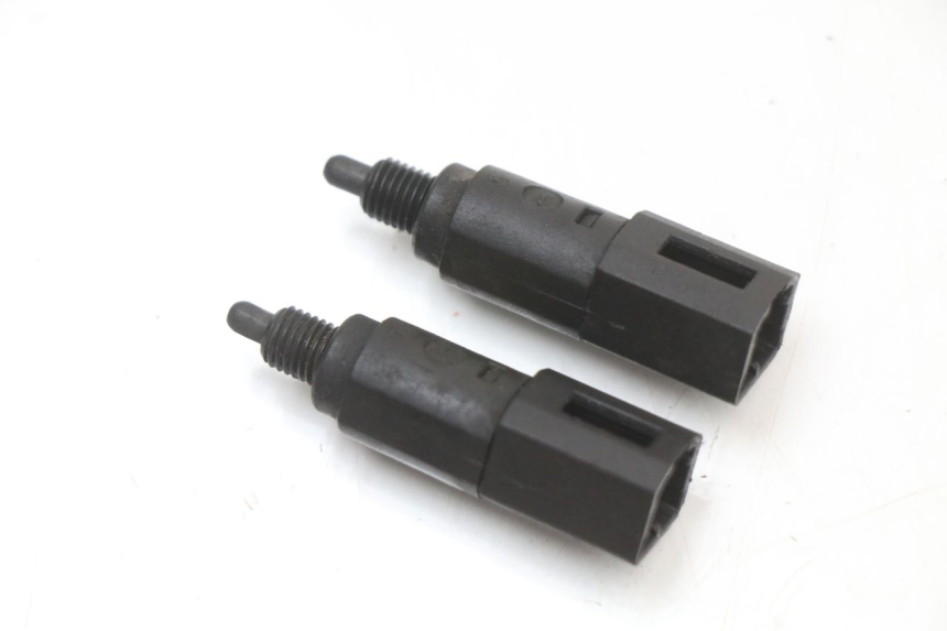 photo de INTERRUPTOR DE LUZ DE FRENO PIAGGIO X9 125 (2000 - 2003) - Zoom estado de uso