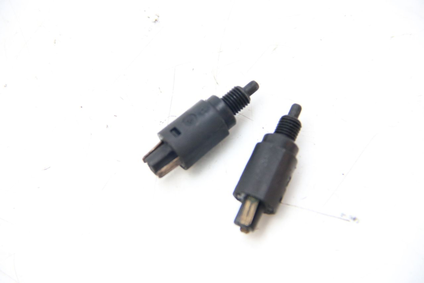 photo de INTERRUPTOR DE LUZ DE FRENO PIAGGIO XEVO - X EVO 125 (2007 - 2017) - Zoom estado de uso