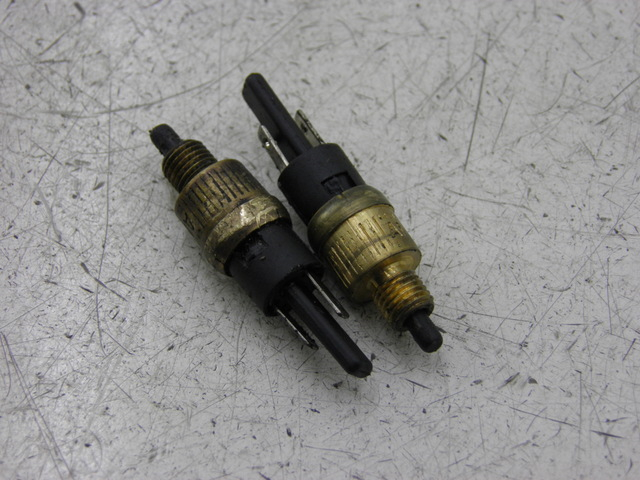 photo de LUZ FRENO INTERRUPTOR YAMAHA YN NEO'S 50 (1997 - 2004) - Detalle de la pieza