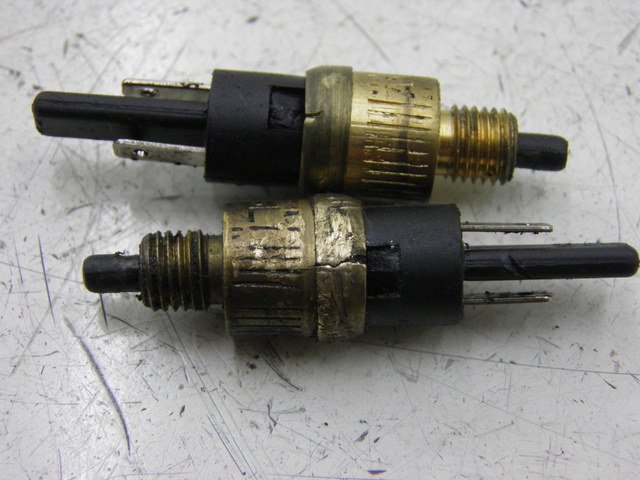 photo de LUZ FRENO INTERRUPTOR YAMAHA YN NEO'S 50 (1997 - 2004) - Primer plano técnico