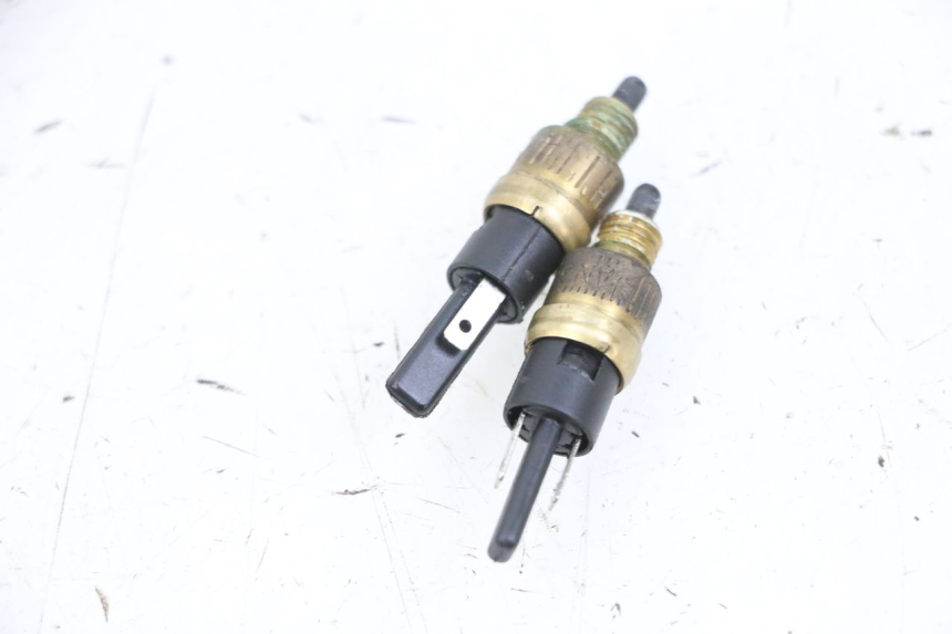 photo de INTERRUPTOR DE LUZ DE FRENO YAMAHA YP MAJESTY 125 (2002 - 2006) - Detalle de la pieza