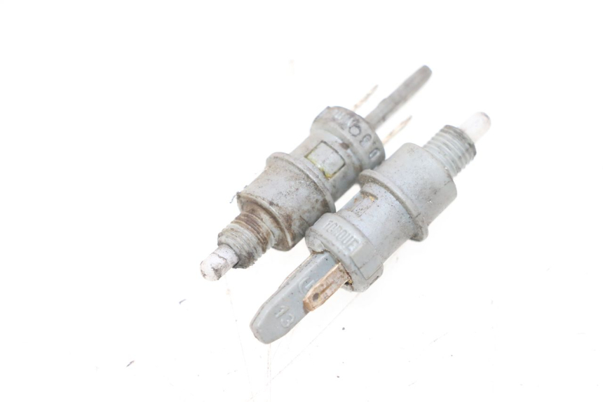 photo de INTERRUPTOR DE LUZ DE FRENO YAMAHA YP MAJESTY 125 (1998 - 2001) - Vista principal