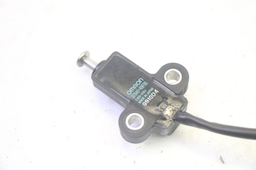 photo de INTERRUPTOR DE ENCENDIDO PATA DE CABRA SUZUKI BURGMAN 125 (2007 - 2014) - Primer plano técnico