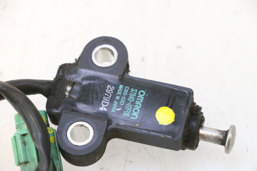 photo de INTERRUPTOR DE ENCENDIDO PATA DE CABRA SUZUKI BURGMAN 125 (2007 - 2014) - Primer plano técnico