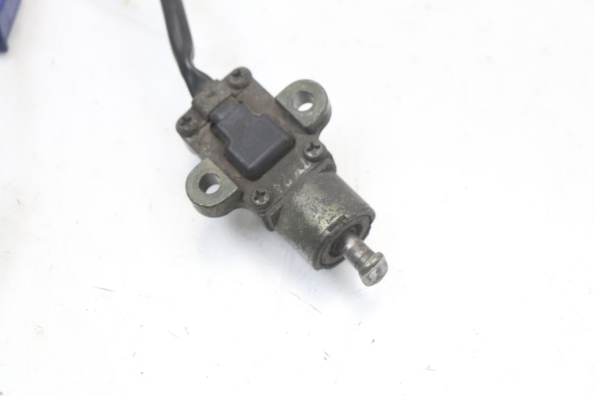 photo de INTERRUPTOR DE ENCENDIDO PATA DE CABRA YAMAHA TDR DELTABOX 125 (1997 - 2003) - Primer plano técnico