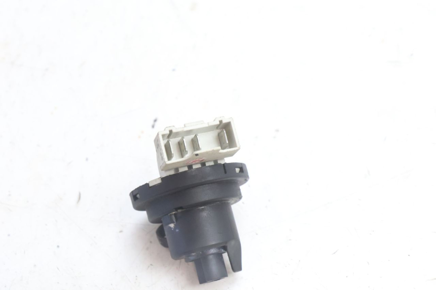 photo de INTERRUPTOR PIAGGIO LIBERTY IGET 4T 50 (2021 - 2025) - Primer plano técnico