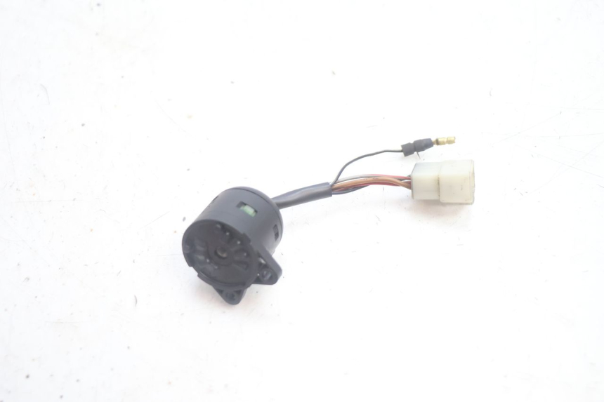 photo de INTERRUPTOR DE ENCENDIDO YAMAHA YP MAJESTY 125 (2002 - 2006) - Primer plano técnico