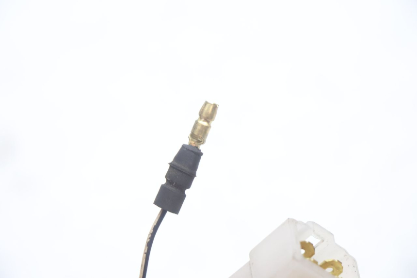 photo de INTERRUPTOR DE ENCENDIDO YAMAHA YP MAJESTY 125 (2002 - 2006) - Primer plano técnico