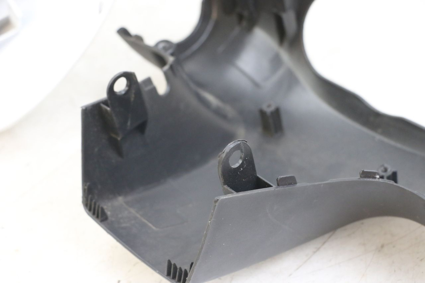 photo de CUBIERTA DEL MANILLAR KYMCO AGILITY 4T 50 (2018 - 2022) - Primer plano de alta resolución