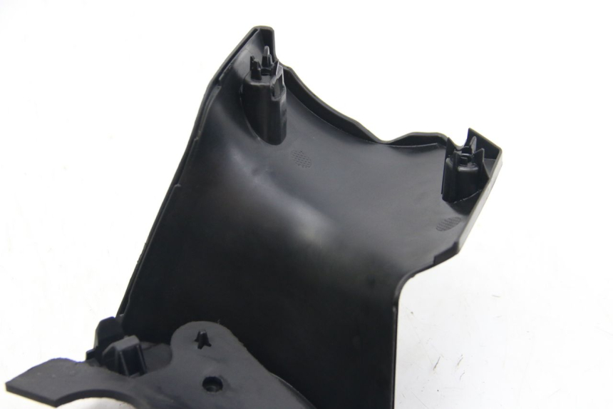 photo de CUBIERTA DEL MANILLAR TRASERO PEUGEOT CITYSTAR 125 (2011 - 2017) - Detalles de los puntos de fijación