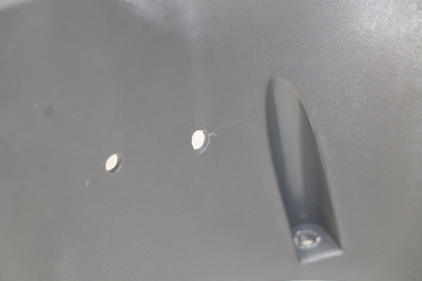 photo de CUBIERTA DE MANILLAR TRASERO HONDA FES PANTHEON 2T 125 (1998 - 2002) - Primer plano técnico