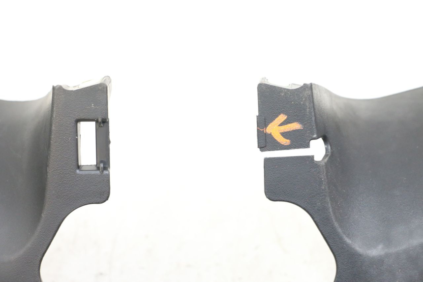 photo de TAPA MANILLAR DELANTERO PEUGEOT GEOPOLIS RS 125 (2007 - 2009) - Detalle de la pieza