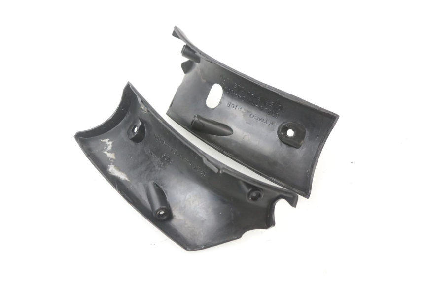 photo de TAPA MANILLAR DELANTERO KYMCO GRAND DINK 250 (2002 - 2007) - Primer plano técnico
